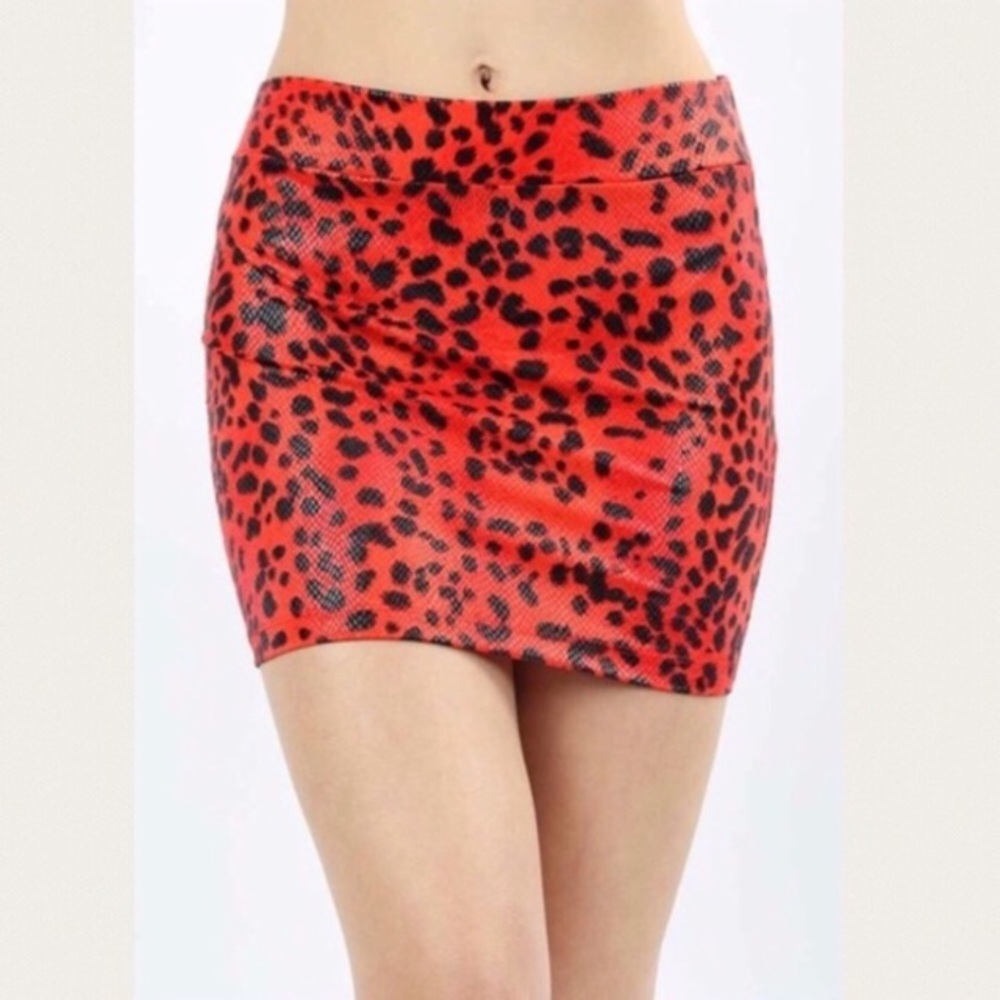 Red miniskirt in leopard print snakeskin